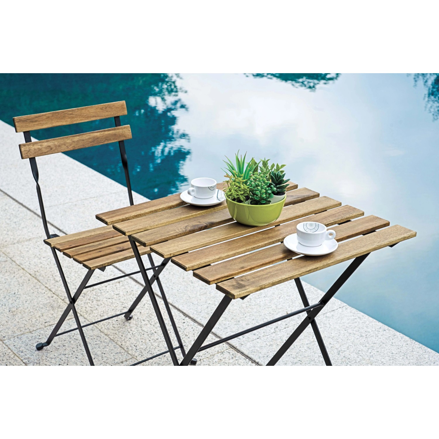 Set di mobili da balcone in legno: tavolo pieghevole e sedia con struttura in metallo nero.