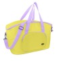 Borsa da campeggio gialla con manici viola e tasca frontale.