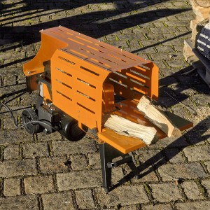 Spaccalegna arancione t.b.t. con ceppi su pavimentazione.