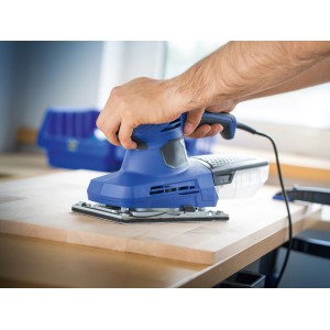 Levigatrice orbitale blu che leviga una superficie di legno. Accessori per levigatrici orbitali.