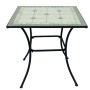 Tavolo da giardino quadrato con piano a mosaico e struttura in metallo nero.