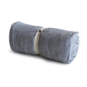 Copricuscino t.b.t. grigio arrotolato con cinturino e chiusura a bottone.