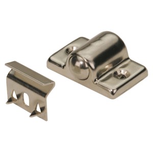Fermascatto a sfera Hettich nichelato con contropiastra per ferramenta per mobili.