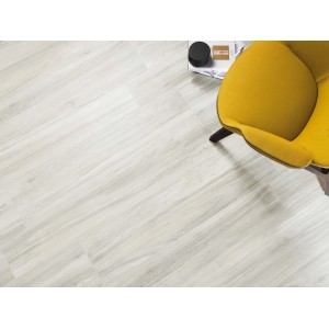 Piastrelle per pavimenti chiare effetto legno con poltrona gialla. Ideale per spazi abitativi.
