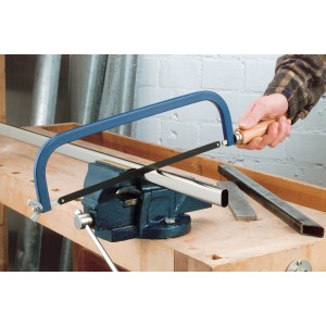 Seghetto per metalli LUX Classic 300 mm che taglia un tubo di metallo in una morsa.