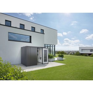 Armadio da esterno Biohort Large grigio scuro metallizzato davanti a una casa moderna. Tanto spazio per giardino e terrazza.