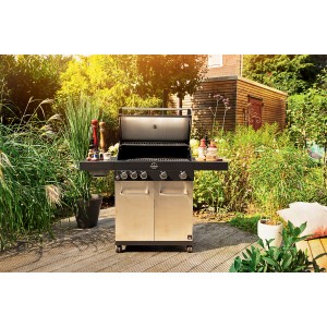 Barbecue a gas t.b.t. con frontale in acciaio inox in giardino.