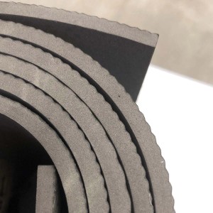 Primo piano di rotolo di nastro sigillante grigio per accessori lavatrice.