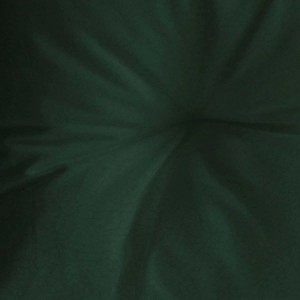 Primo piano di un cuscino/fodera per cuscino verde scuro con pieghe.