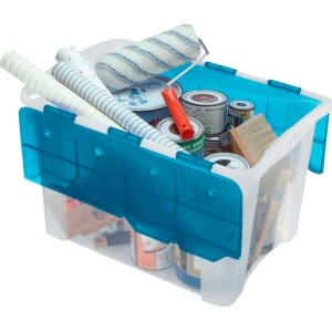 Contenitore trasparente con coperchio blu, pieno di strumenti per dipingere come rulli e pennelli.