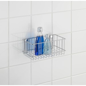 Cesto da parete cromato con due flaconi come accessorio bagno.