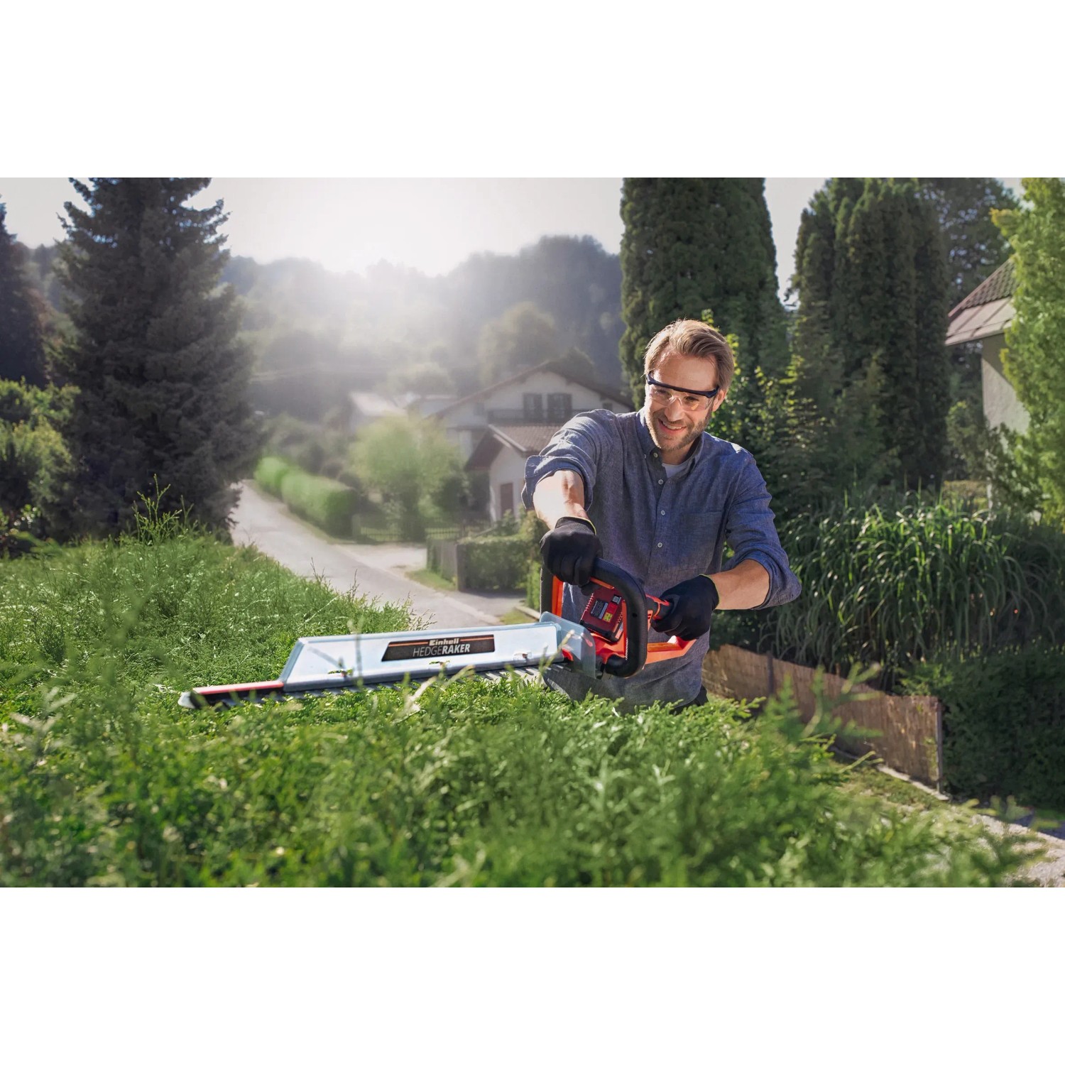 Tagliasiepi a batteria Einhell Power-X Change GE-CH 18/60 Li-Solo in uso.