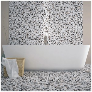Bagno con piastrelle a mosaico t.b.t. in grigio, bianco e marrone su parete e pavimento.