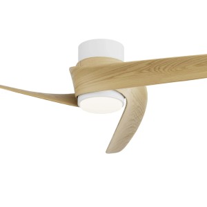 Ventilatore da soffitto moderno con pale in legno e illuminazione LED integrata.