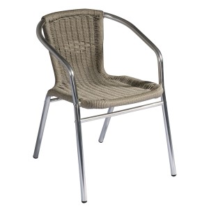 Sedia da giardino intrecciata con braccioli e struttura argentata.