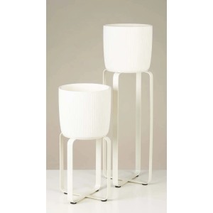 Due vasi t.b.t. bianchi su struttura in metallo, altezze diverse.