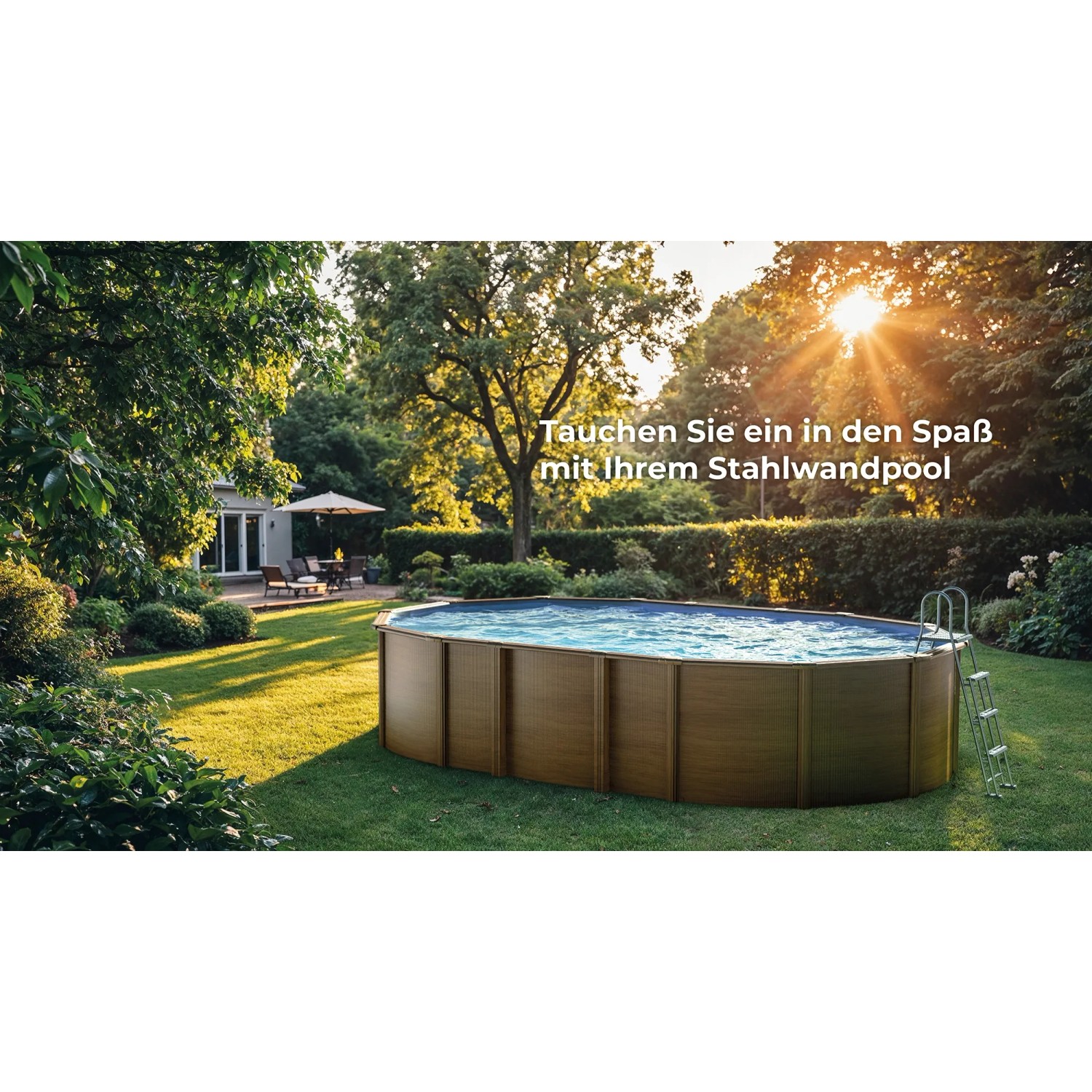 Piscina ovale Gre Amazonia effetto legno in giardino, scala appoggiata.