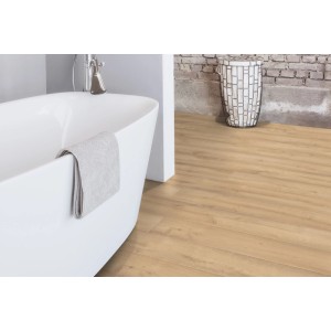 Laminato Kaindl resistente all'acqua, rovere Samoa, 8 mm, in bagno con vasca. Aspetto legno.