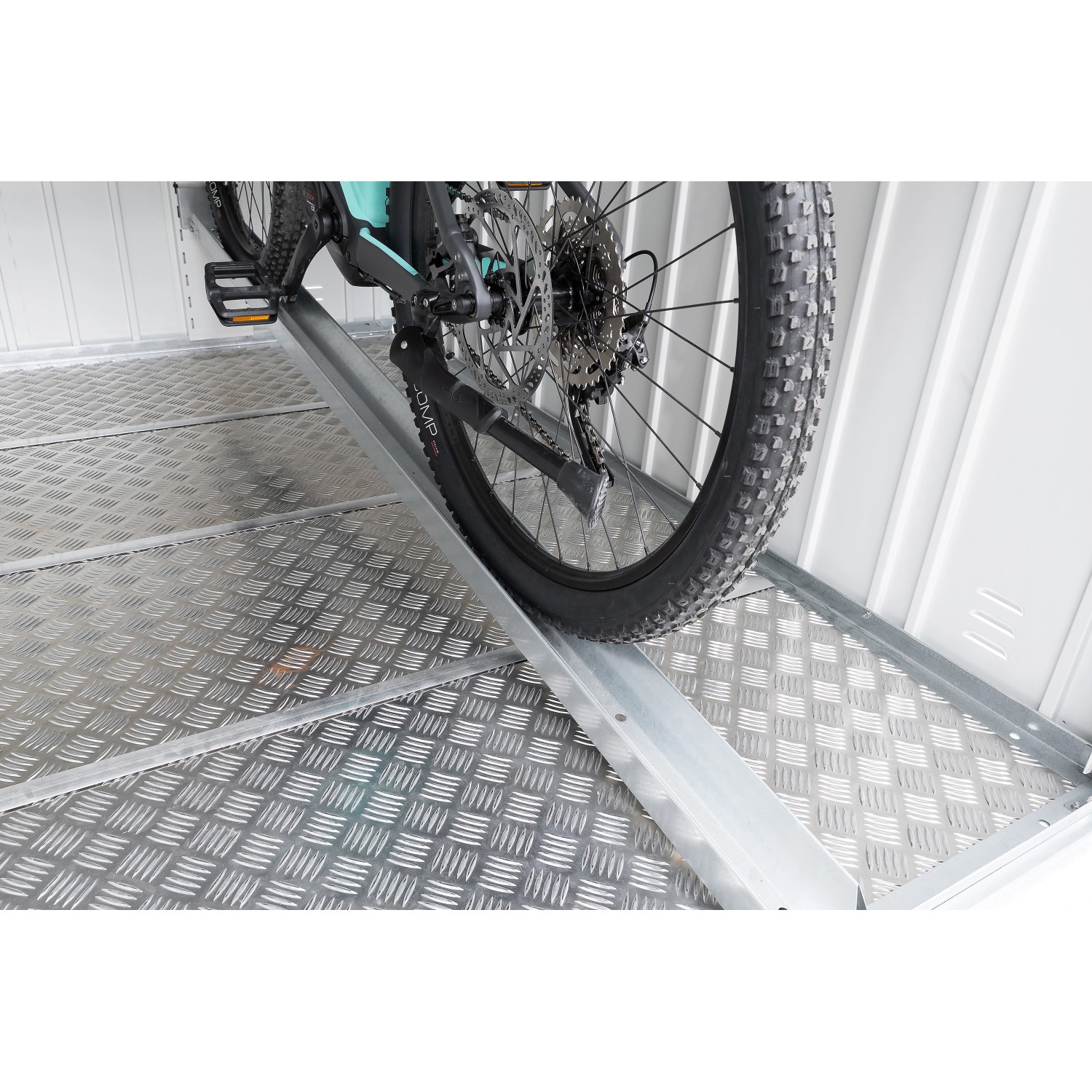 Binario per bici Biohort in metallo argentato per mini garage con bicicletta. Binario estraibile per un facile ingresso e uscita.