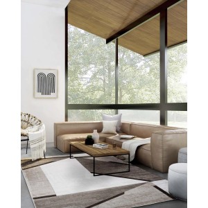 Tappeto moderno con motivo geometrico in scena di soggiorno.