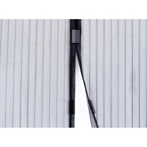 Dettaglio di una zanzariera magnetica nera per porta