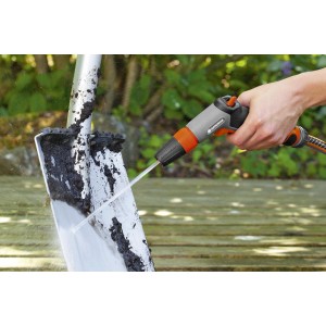 Gardena Pistola per pulizia Classic in uso: Pala pulita con getto d'acqua.