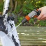 Gardena Pistola per pulizia Classic in uso: Pala pulita con getto d'acqua.