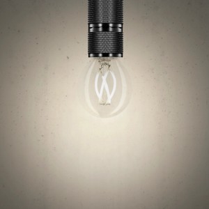 Lampadina LED E14 con bulbo in vetro trasparente e filamento decorativo.