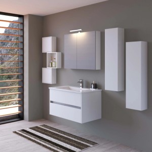 Moderno set di mobili da bagno bianchi con lavabo, specchiera e pensili.