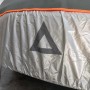 Copertura auto argentata con triangolo riflettente.