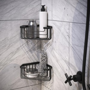 Cesti a parete neri per accessori bagno su parete in marmo.