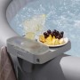 Accessorio per idromassaggio: Vassoio con bevande e snack sul bordo della piscina.