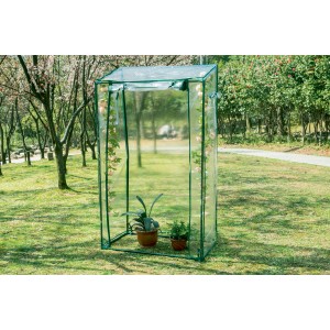 Piccola serra con piante in giardino.