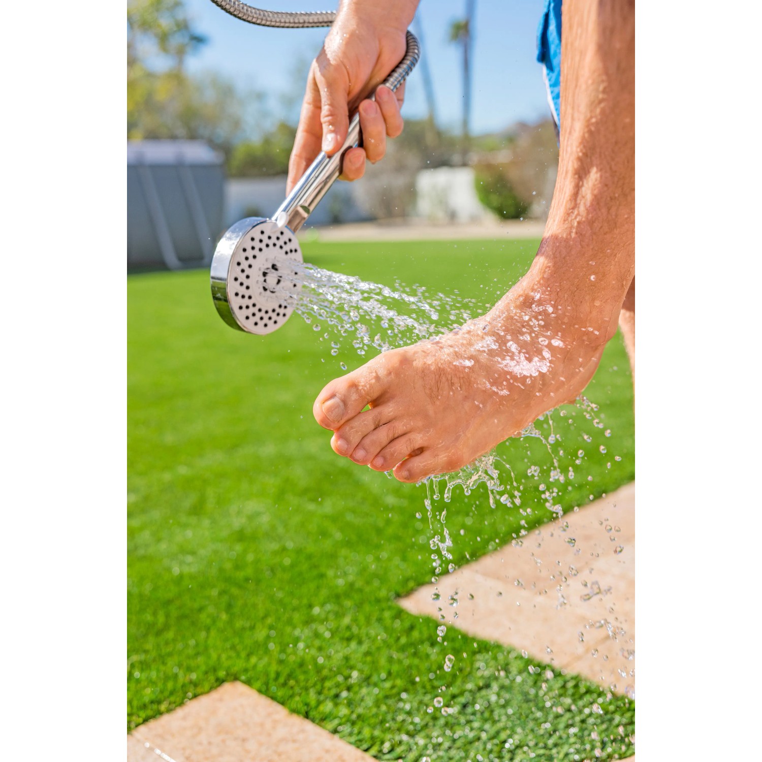 Doccia da giardino Bestway Solarflow: doccetta in uso, getto d'acqua sul piede.