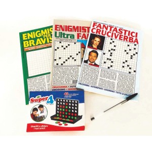 Set di giochi: riviste di cruciverba e gioco Super 4. Divertimento per gli appassionati di puzzle.