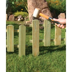 Mini staccionata conficcata nel prato con un martello di gomma.