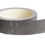 Nastro sigillante da cucina grigio effetto marmo su rotolo.