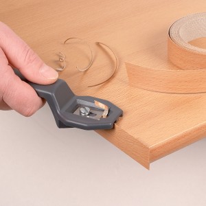 Tagliabordi LUX in uso per rifilare i bordi di un piano del tavolo.
