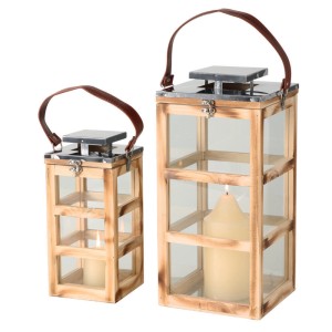 Due lanterne in legno con candele, decorazione natalizia.