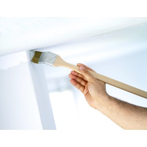 Pennello angolare LUX 50 mm in uso: mano che dipinge l'angolo con pittura a emulsione.