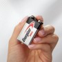 Batteria Energizer Max 9V in mano, batteria alcalina per dispositivi, blocco E.
