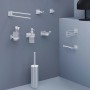 Vari accessori da bagno, come porta carta igienica, dispenser di sapone e spazzola in argento.