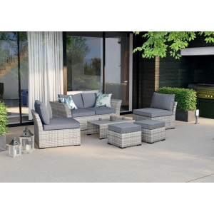 Set lounge divano Hopevale 6 pezzi in wicker grigio con tavolo e cuscini grigi.