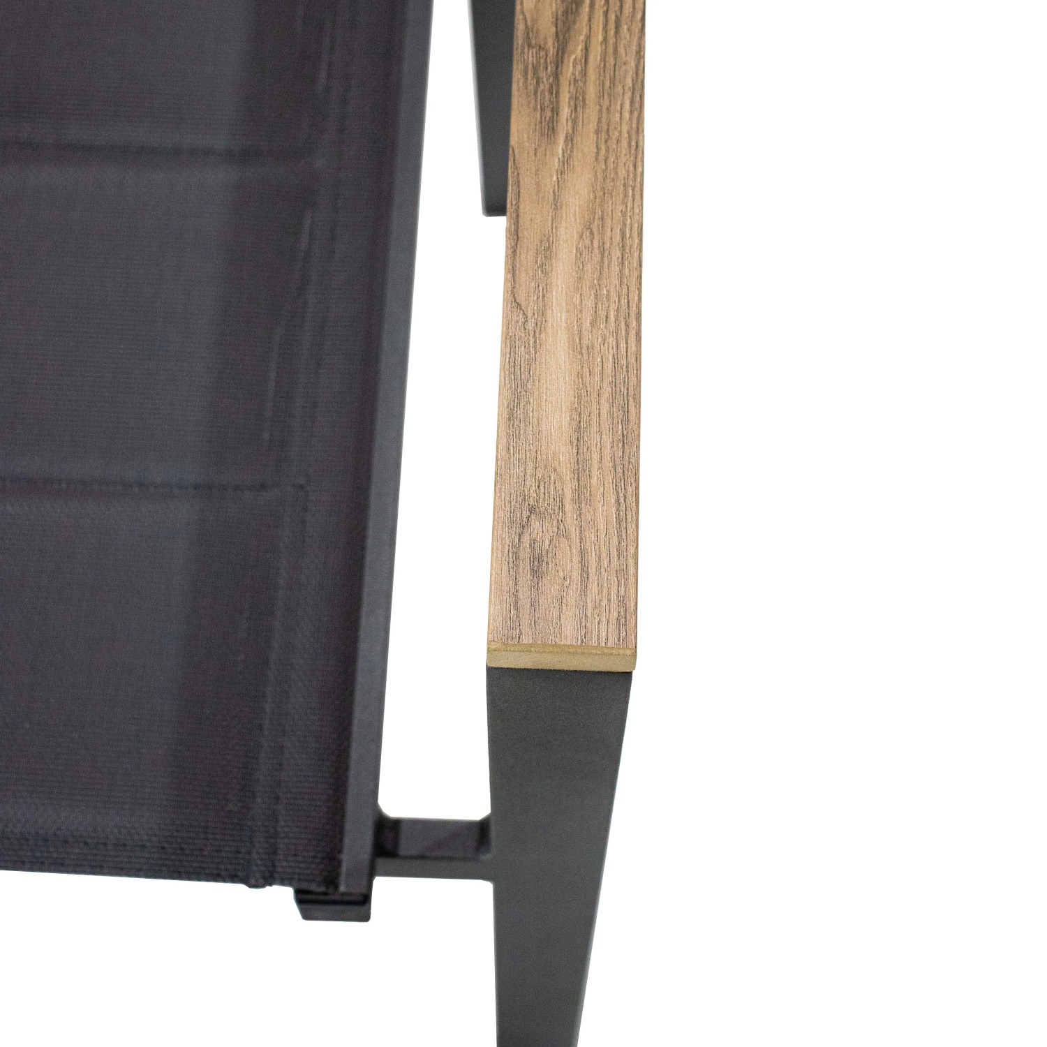 Dettaglio sedia da giardino: bracciolo in legno, struttura nera.
