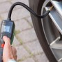 Pompa ad aria a batteria Bosch Easy Pump che gonfia uno pneumatico auto.