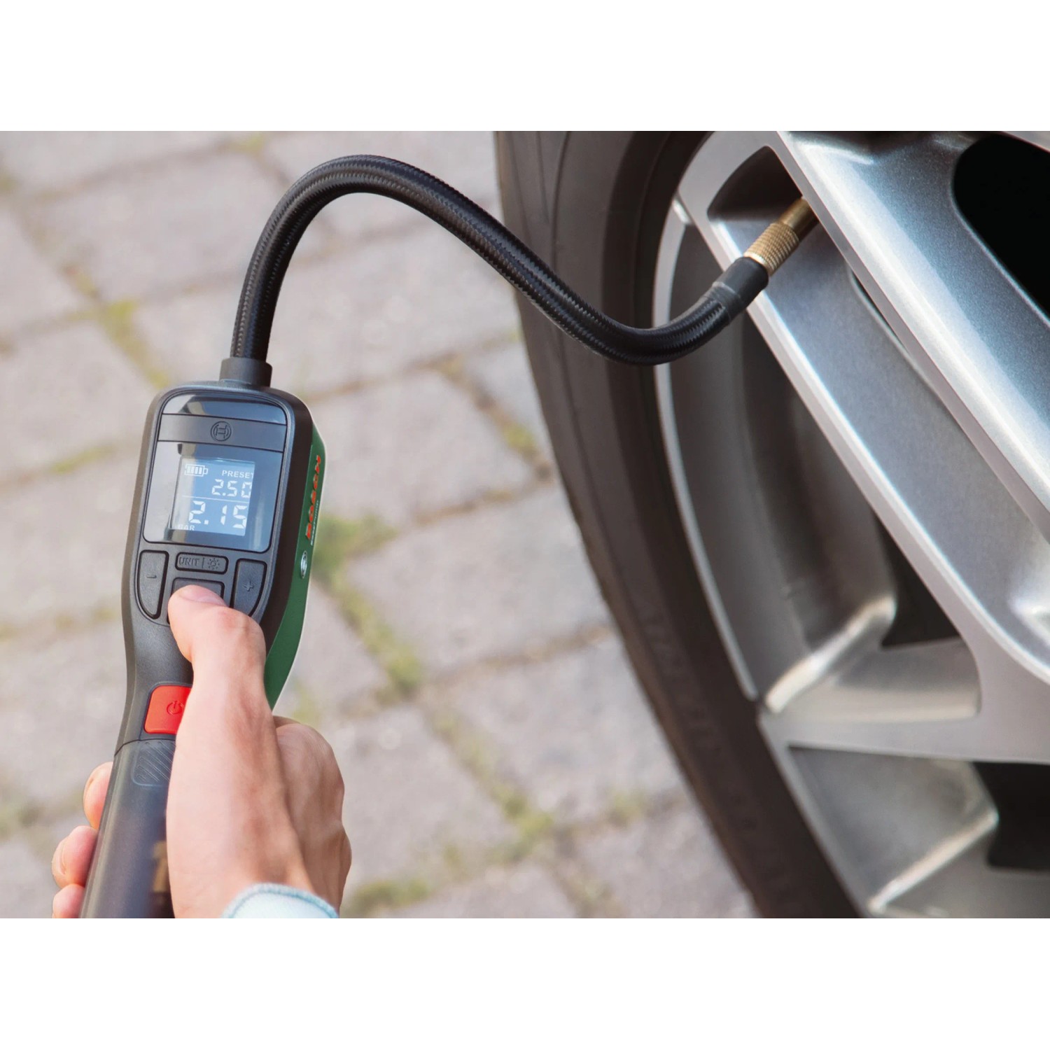 Pompa ad aria a batteria Bosch Easy Pump che gonfia uno pneumatico auto.
