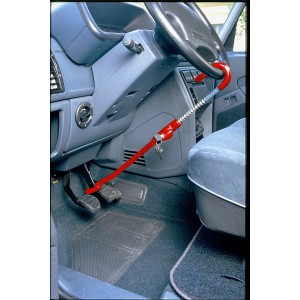 Bloccasterzo rosso fissato al volante e al pedale di un'auto, accessorio interno auto.