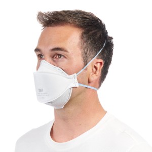 Uomo che indossa una maschera per particolato 3M Aura FFP2 9320+. Protezione respiratoria confortevole per il fai da te.