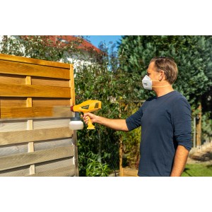 Uomo che spruzza impregnante per legno su una recinzione con il sistema Wagner W 125.