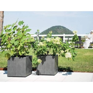 Fioriere Deroma Cubo Millennium antracite (49cm) con ruote in giardino.
